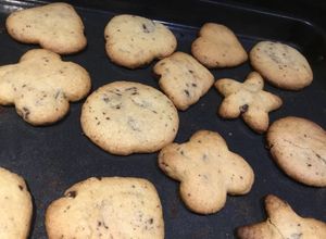 Una foto de Galletitas fáciles con pedacitos de chocolate