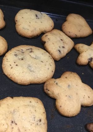 Una foto de Galletitas fáciles con pedacitos de chocolate