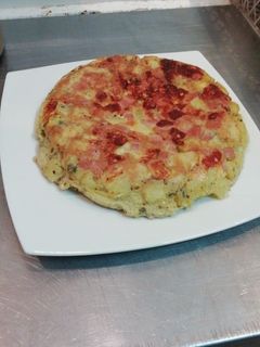 Una foto de Tortilla de papas con salchichas
