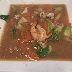 รูปของ Crispy noodles seafood yummy 😋