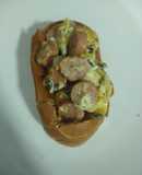 Canasta de pan relleno con huevos revueltos