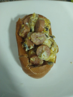 Una foto de Canasta de pan relleno con huevos revueltos