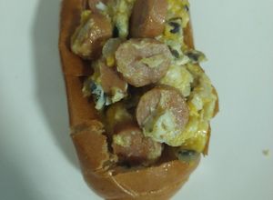 Una foto de Canasta de pan relleno con huevos revueltos
