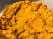 Una foto de hummus de zanahoria