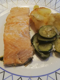 Una foto de Salmón al horno con patatas