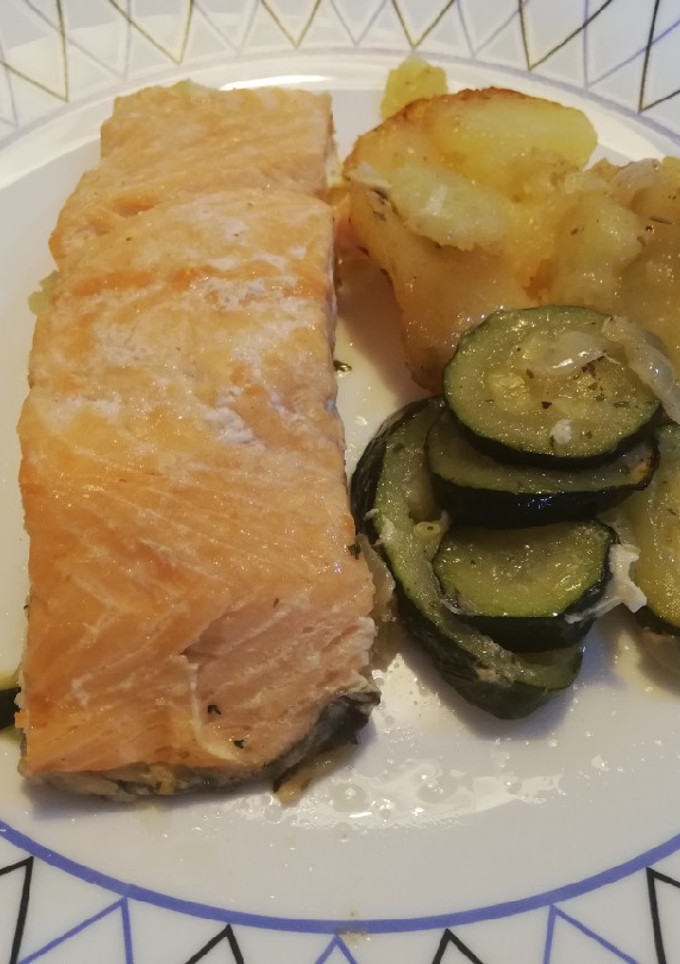 Una foto de Salmón al horno con patatas