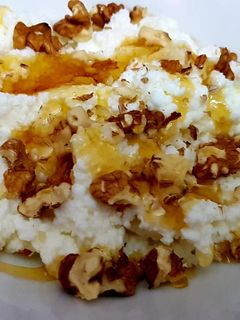 Una foto de Mató con nueces y miel