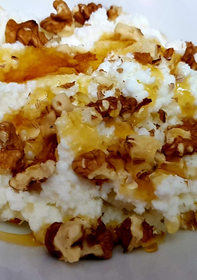 Una foto de Mató con nueces y miel