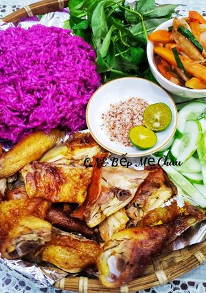 Hình của món Xôi lá cẩm gà nướng.