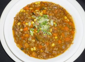 Una foto de Sopa de lentejas con cordero asado
