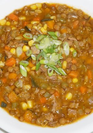 Una foto de Sopa de lentejas con cordero asado
