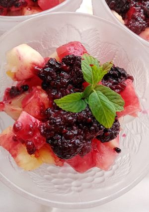 O poză a rețetei Salată de pepeni, ananas și măr, cu sos de mure negre.