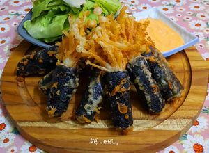 Hình của món Rong biển cuộn nấm kim châm chiên giòn.