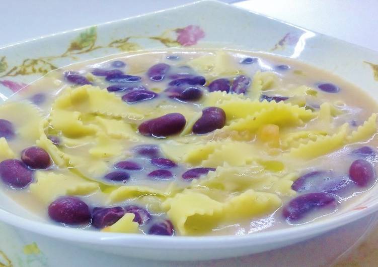 Vellutata di cannellini con fagioli rossi e fettuccine frastagliate all'uovo