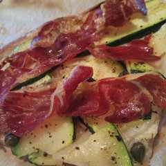 Una foto de Hojaldre de calabacín con jamón serrano