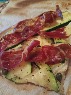 Una foto de Hojaldre de calabacín con jamón serrano