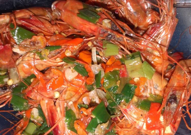 Cara Gampang Menyiapkan Udang Tumis Pedas, Enak Banget
