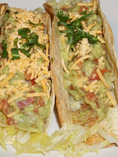 Una foto de Tacos crocantes de lechuga con guacamole y queso cheddar