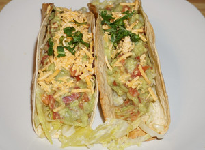 Una foto de Tacos crocantes de lechuga con guacamole y queso cheddar