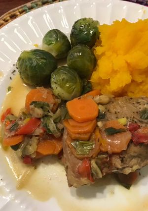 Una foto de Bondiola con vegetales