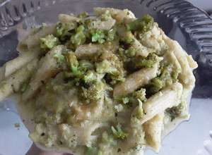 Una foto de Pasta corta con salsa cremosa de brócoli🍝🥦🙄😏🤨