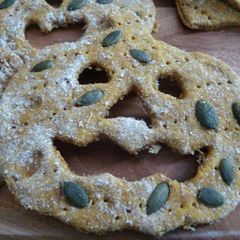 Pumpkin Spelt Crackers A picture of Pumpkin Spelt Crackers.