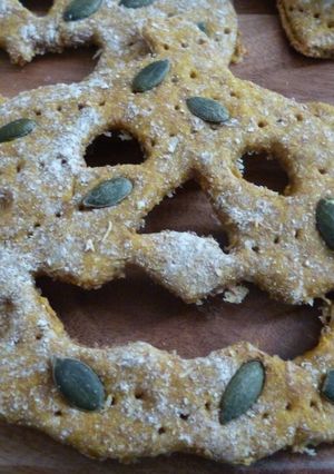 A picture of Pumpkin Spelt Crackers.