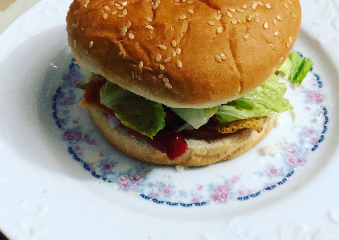 Hamburguesa de ternera con huevos de codorniz
