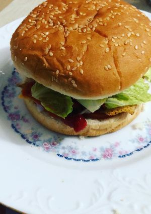 Foto principal de Hamburguesa de ternera con huevos de codorniz
