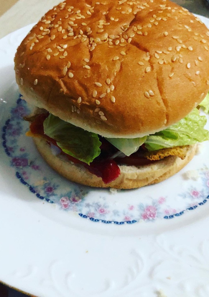 Una foto de Hamburguesa de ternera con huevos de codorniz