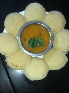 ઈડલી સંભાર (Idli Sambhar Recipe In Gujarati) રેસીપી મુખ્ય ફોટો