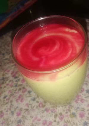 A picture of Avocado/banana smoothie.