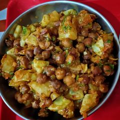 A picture of Aaloo chana chat.