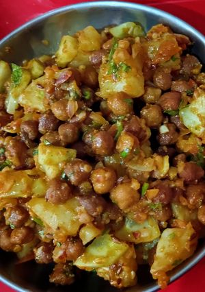 A picture of Aaloo chana chat.