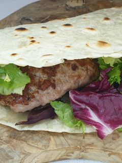 Foto di Super piadina con salsiccia cipolla insalata