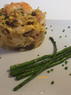 Una foto de Revuelto de langostinos, setas y cebolla caramelizada