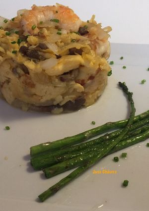 Una foto de Revuelto de langostinos, setas y cebolla caramelizada