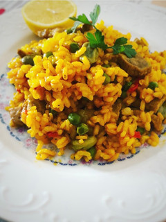 Una foto de Arroz con carne de cerdo y verduras