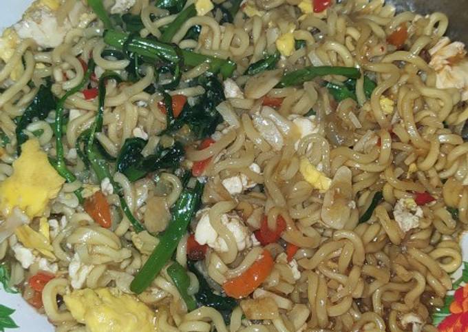 Mie goreng nyemek kangkung