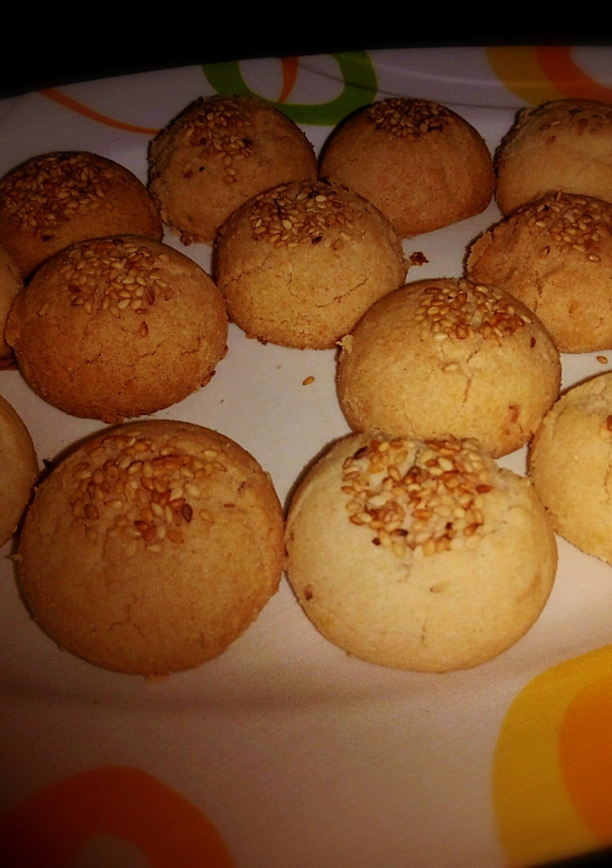 A picture of Gireba(traditional cookies).