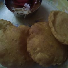 A picture of Make ki masala puri with Rajma.