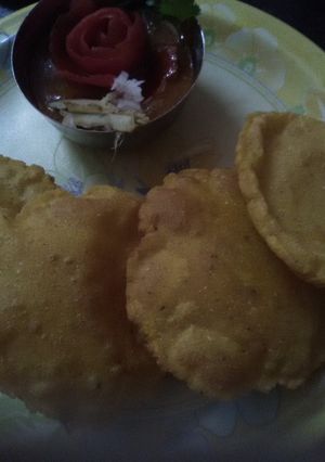 A picture of Make ki masala puri with Rajma.
