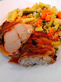 Baconbe tekert csirkemell recept fotója