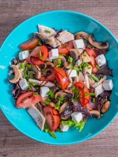 Una foto de Ensalada templada de champiñones y pollo