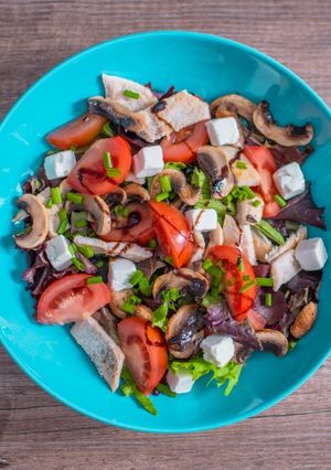 Foto principal de Ensalada templada de champiñones y pollo