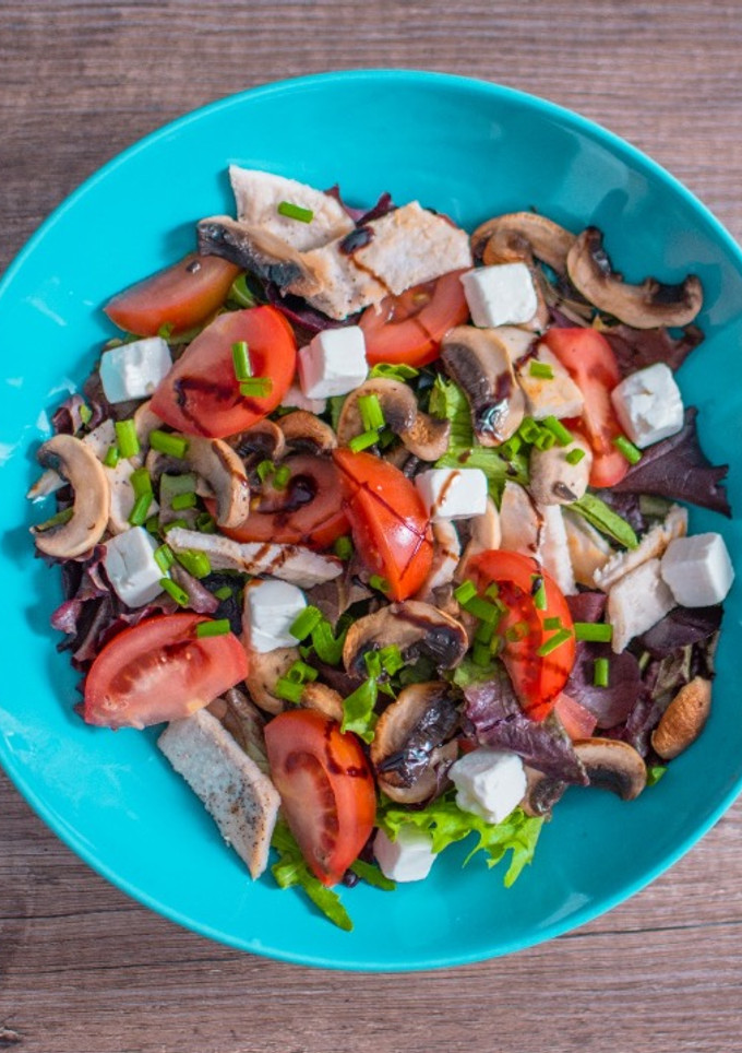 Una foto de Ensalada templada de champiñones y pollo