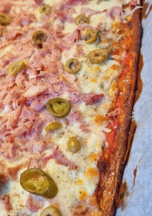 Una foto de Pizza fit con base de queso cottage