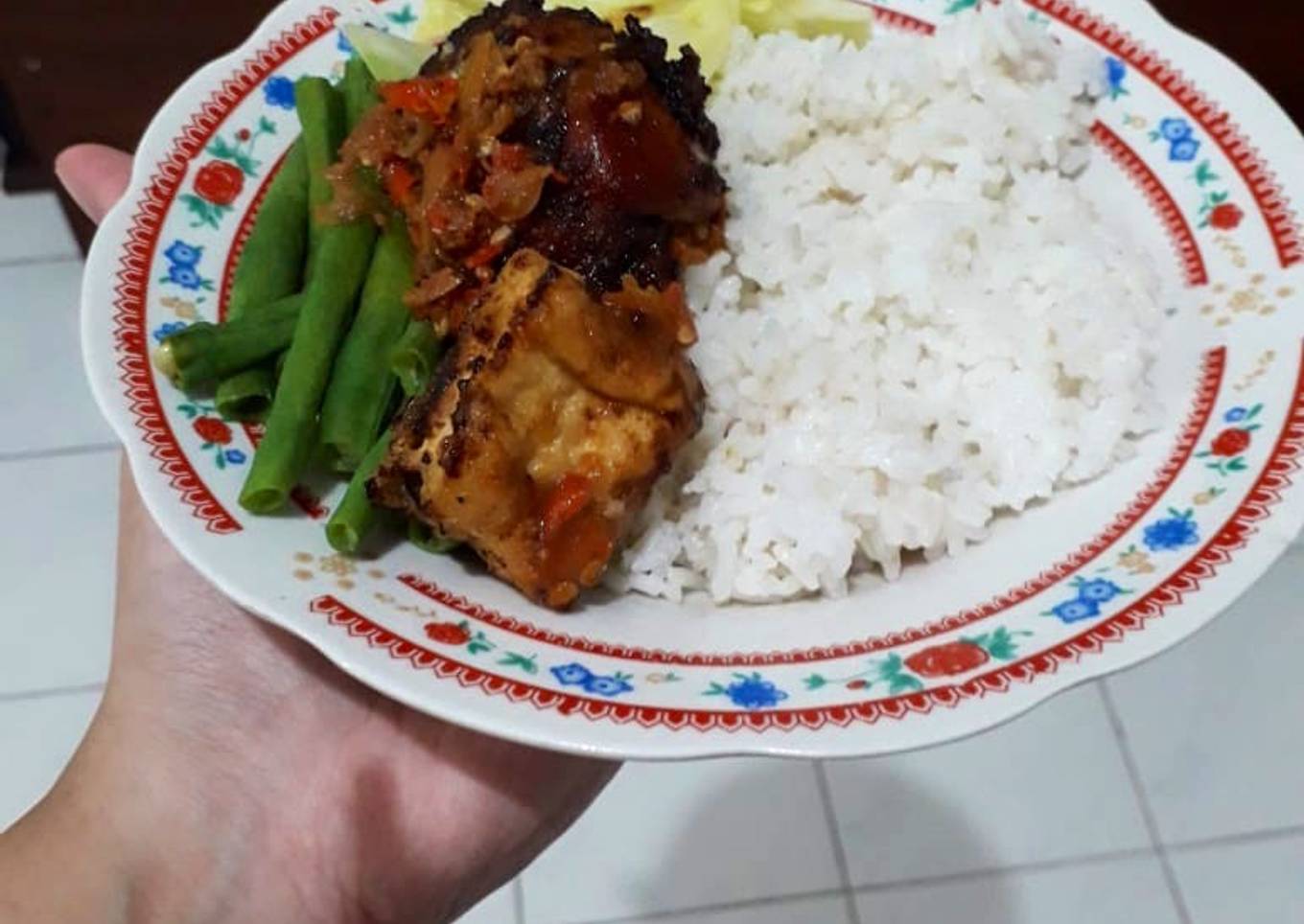 Udok dengan nasi biasa dan ayam bakar yang enak dengan kecap