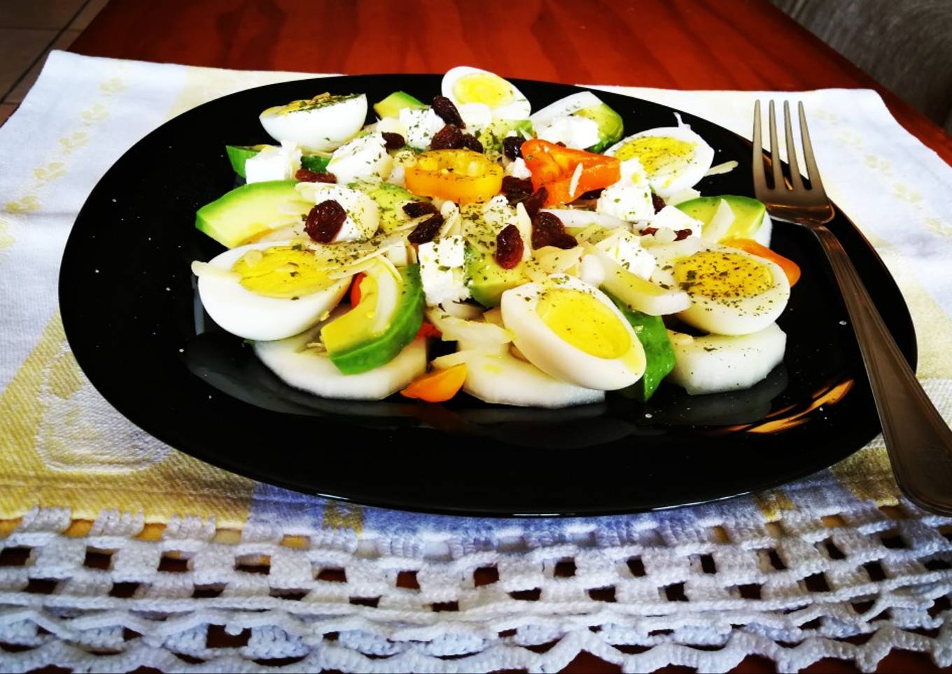 Ensalada con huevos, aguacate y uvas pasas馃 馃