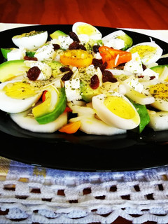Una foto de Ensalada con huevos, aguacate y uvas pasas🥑 🥚